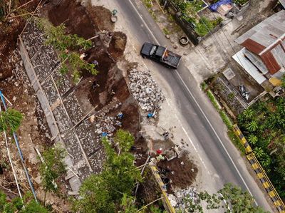 Jalan Kediri-Malang yang Ambles Diperbaiki