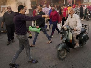 Potret Warga Bagi-bagi Takjil Gratis di Mesir