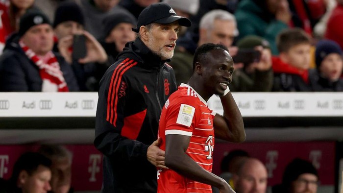 MUNICH, GERMANY - APRIL 01: Thomas Tuchel, head coach of Bayern München reacts to his player Sadio Mane during the Bundesliga match between FC Bayern München and Borussia Dortmund at Allianz Arena on April 01, 2023 in Munich, Germany. (Photo by Alexander Hassenstein/Getty Images)