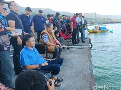 Momen SBY Ngabuburit Sambil Mancing di Pantai Pacitan