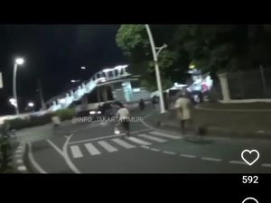 Ulah Barbar Pengamen Pukul Satpol PP Jakarta Pakai Gitar Ulah Barbar Pengamen Pukul Satpol PP Jakarta Pakai Gitar
