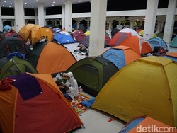 Ratusan Tenda Penghias  Masjid Habiburrahman di 10 Malam Terakhir Ramadan