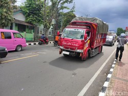 Horor! Pemotor Tewas Terlindas Truk Tronton di Cianjur