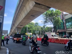 Tak Ada yang Terobos Barier, Begini Situasi Lalin Simpang Santa Siang Ini