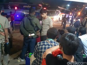 Sepakan Jelang Lebaran, Terminal Pondok Pinang Berjubel Pemudik