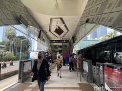 Halte TransJakarta Bundaran HI Kembali Bocor Saat Curah Hujan Tinggi