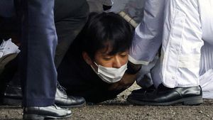 Detik-detik Penangkapan Pelempar Bom Asap ke Dekat PM Jepang