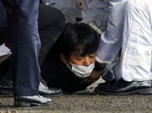 Detik-detik Penangkapan Pelempar Bom Asap ke Dekat PM Jepang