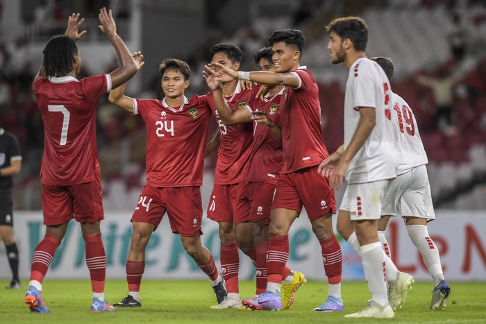 Pesepak bola Timnas Indonesia U-22 Jeam Kelly (kiri) berusaha melewati hadangan pesepak bola Timnas Lebanon U-22 Mohamad Baker (kanan) dalam pertandingan Internasional Friendly Match di Stadion Utama Gelora Bung Karno, Jakarta, Jumat (14/4/2023). ANTARA FOTO/Galih Pradipta/rwa.
