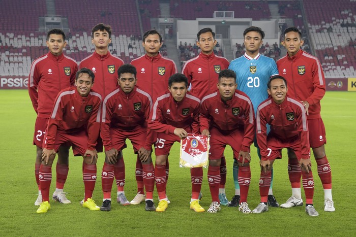 Pesepak bola Timnas Indonesia U-22 Jeam Kelly (kiri) berusaha melewati hadangan pesepak bola Timnas Lebanon U-22 Mohamad Baker (kanan) dalam pertandingan Internasional Friendly Match di Stadion Utama Gelora Bung Karno, Jakarta, Jumat (14/4/2023). ANTARA FOTO/Galih Pradipta/rwa.