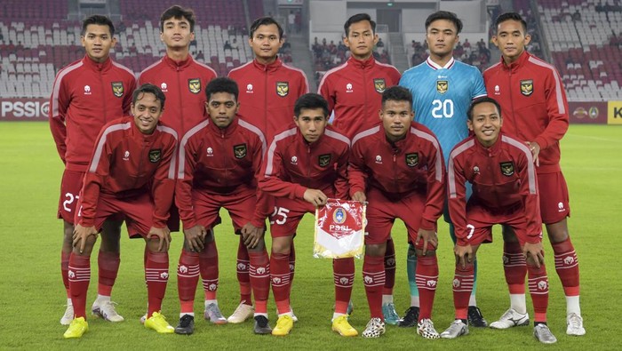 TIMNAS INDONESIA U-22 MELAWAN TIMNAS LEBANON U-22 Pesepak bola Timnas Indonesia U-22 Jeam Kelly (kiri) berusaha melewati hadangan pesepak bola Timnas Lebanon U-22 Mohamad Baker (kanan) dalam pertandingan Internasional Friendly Match di Stadion Utama Gelora Bung Karno, Jakarta, Jumat (14/4/2023). ANTARA FOTO/Galih Pradipta/rwa.