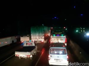 KM 37 Tol Japek Arah Cikampek Macet, Kendaraan Mudik Bercampur Truk