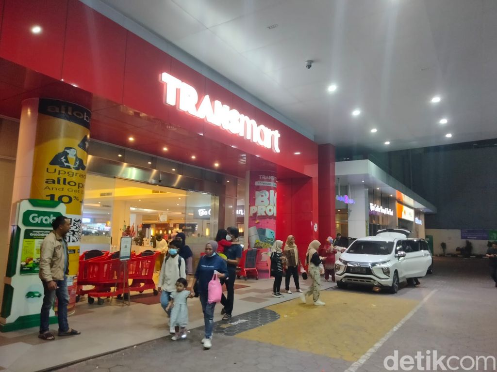 Transmart Rungkut Full Day Sale menyuguhkan keseruan berbelanja, Sabtu (15/4/2023). Pengunjung senang bisa membeli barang yang diinginkan dengan banyak diskonan.