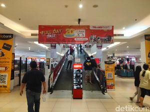 Transmart Full Day Sale Banjir Promo! Beli Sepatu Diskon hingga 70%