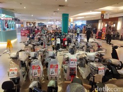 Transmart Rungkut Gelar Full Day Sale, Motor Listrik Banyak Diskonnya