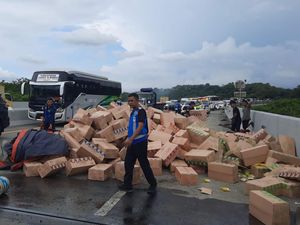 Kurang Antisipasi, Bus Angkutan Umum Tabrak Truk di Tol Cipularang