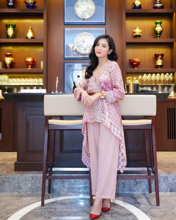 Anggun dalam Setelan Kebaya Batik. Foto Instagram: bungazainal05