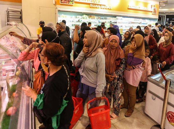 Begini Antrean Pembeli Daging di Depok Jelang Lebaran