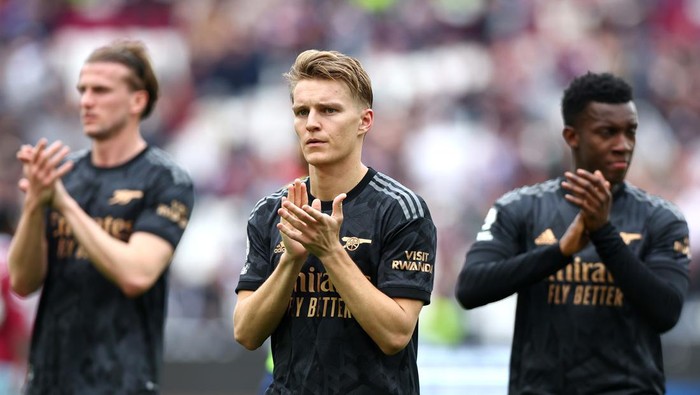 LONDON, ENGLAND - APRIL 16: Martin Odegaard of Arsenal applauds the fans after the Premier League match between West Ham United and Arsenal FC at London Stadium on April 16, 2023 in London, England. (Photo by Chloe Knott - Danehouse/Getty Images)