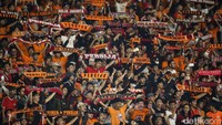 Yel-yel dari The Jakmania terus terdengar selama pertandingan berlangsung.