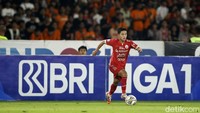 Pemain muda Persija Rio Fahmi tengah menggiring bola.