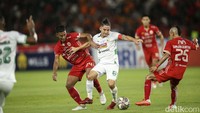 Dual antara dua permain Persija dan PSS Sleman.