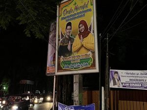 Heboh Penampakan Shenina dan Emir pada Billboard Lebaran di Padang Heboh Penampakan Shenina dan Emir pada Billboard Lebaran di Padang