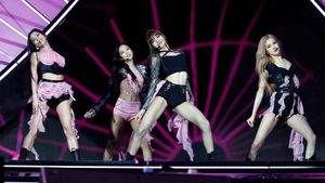 8 Gaya BLACKPINK di Coachella 2023, Seksi Pakai Kostum Dolce & Gabbana