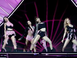 8 Gaya BLACKPINK di Coachella 2023, Seksi Pakai Kostum Dolce & Gabbana