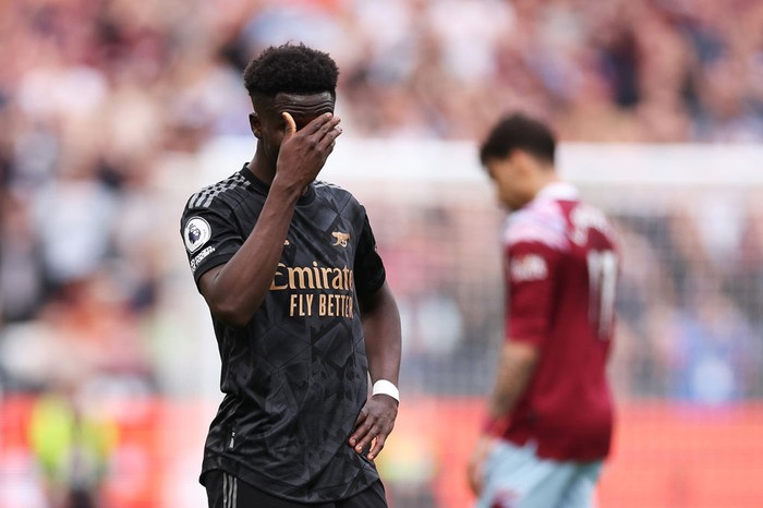 LONDON, ENGLAND - APRIL 16: Bukayo Saka of Arsenal looks dejected during the Premier League match between West Ham United and Arsenal FC at London Stadium on April 16, 2023 in London, England. (Photo by Alex Pantling/Getty Images)
