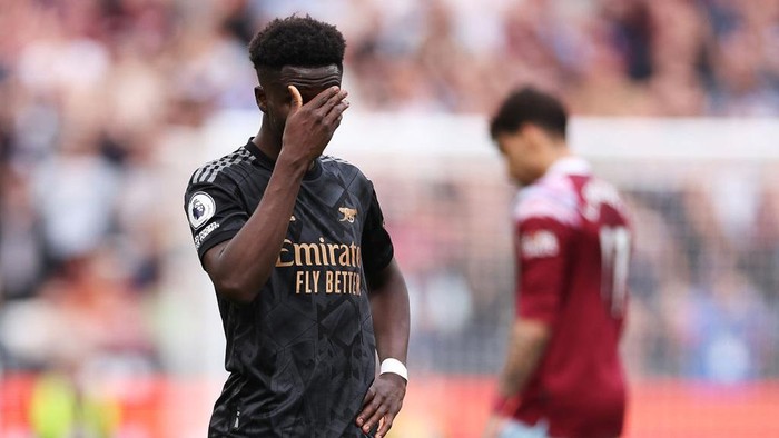 LONDON, ENGLAND - APRIL 16: Bukayo Saka of Arsenal looks dejected during the Premier League match between West Ham United and Arsenal FC at London Stadium on April 16, 2023 in London, England. (Photo by Alex Pantling/Getty Images)