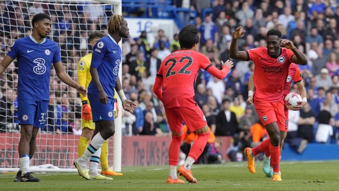 chelsea vs brighton& hove albion liga inggris premier league chelsea danny welbeck brighton & hove albion Brighton's Danny Welbeck, right, celebrates after scoring his side's first goal during the English Premier League soccer match between Chelsea and Brighton and Hove Albion at Stamford Bridge stadium in London, Saturday, April 15, 2023. (AP Photo/Kirsty Wigglesworth)