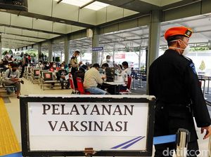 Jadi Syarat Naik KA, Layanan Vaksin di Stasiun Pasar Senen Ramai