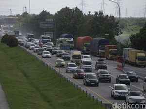 Banyak Pemudik Berhenti di Bahu Jalan, Lalin Tol Cipali Km 155 Macet Banyak Pemudik Berhenti di Bahu Jalan, Lalin Tol Cipali Km 155 Macet