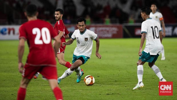 Timnas Indonesia U-22 melawan Lebanon dalam pertandingan Internasional Friendly Match di Stadion Utama Gelora Bung Karno, Jakarta, Minggu (16/4/2023).  (CNN Indonesia/Adi Maulana Ibrahim)