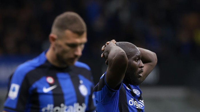 MILAN, ITALY - APRIL 15: Romelu Lukaku and Edin Dzeko of FC Internazionale react to the 1-0 defeat following the final whistle of during the Serie A match between FC Internazionale and AC Monza at Stadio Giuseppe Meazza on April 15, 2023 in Milan, . (Photo by Jonathan Moscrop/Getty Images)