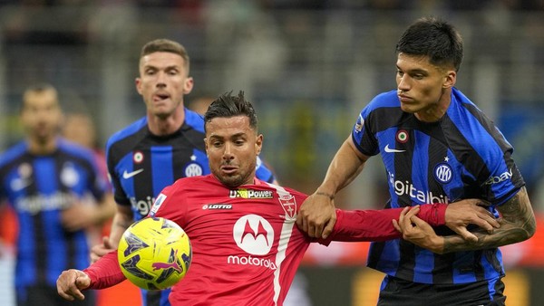 Monzas Armando Izzo, left, duels for the ball with Inter Milans Joaquin Correa during the Serie A soccer match between Inter Milan and Monza at the San Siro Stadium, in Milan, Italy, Saturday, April 15, 2023. (AP Photo/Antonio Calanni)