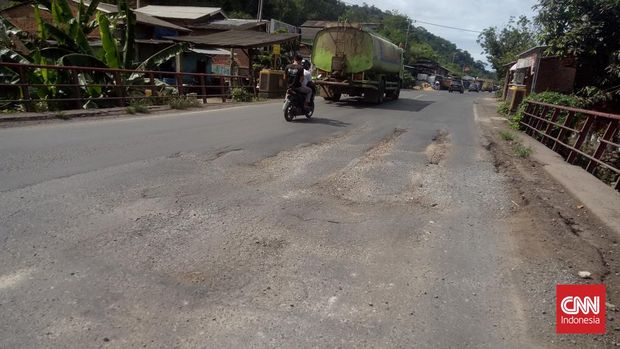 Kondisi jalan berlubang di ruas Jalinsum tepatnya di jembatan Way Bako 1 Panjang, Kota Bandarlampung,Sabtu (15/4). (CNN Indonesia/Zai)