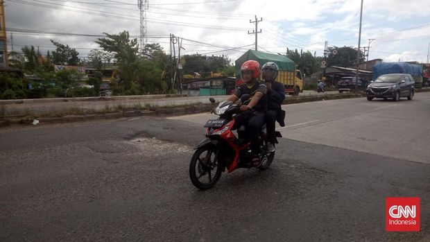 Kondisi jalan berlubang di ruas Jalinsum tepatnya di jembatan Way Bako 1 Panjang, Kota Bandarlampung,Sabtu (15/4). (CNN Indonesia/Zai)