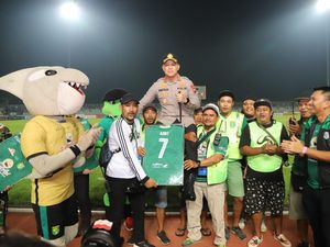 Sukses Amankan Pertandingan Persebaya, Kapolres Gresik Diarak Bonek