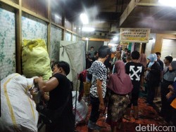 Pedagang DTC Wonokromo Panik Selamatkan Barang Dagangan dari Kebakaran