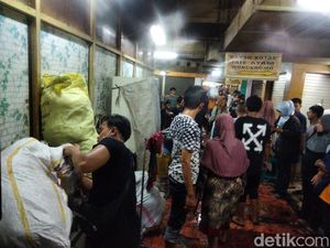 Pedagang DTC Wonokromo Panik Selamatkan Barang Dagangan dari Kebakaran Pedagang DTC Wonokromo Panik Selamatkan Barang Dagangan dari Kebakaran