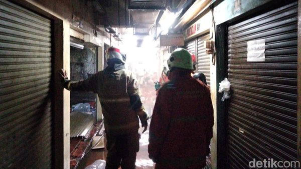 Potret Kepanikan Saat Asap Pekat Kebakaran Penuhi Lantai 2 DTC Surabaya