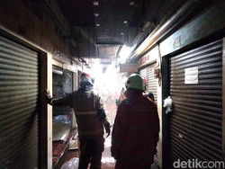 16 Unit Damkar Dikerahkan, Lalin Sekitar DTC Surabaya Macet Imbas Kebakaran