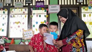 Bu Guru Normi & Ragam Media Interaktifnya, Bantu Siswa Belajar Membaca