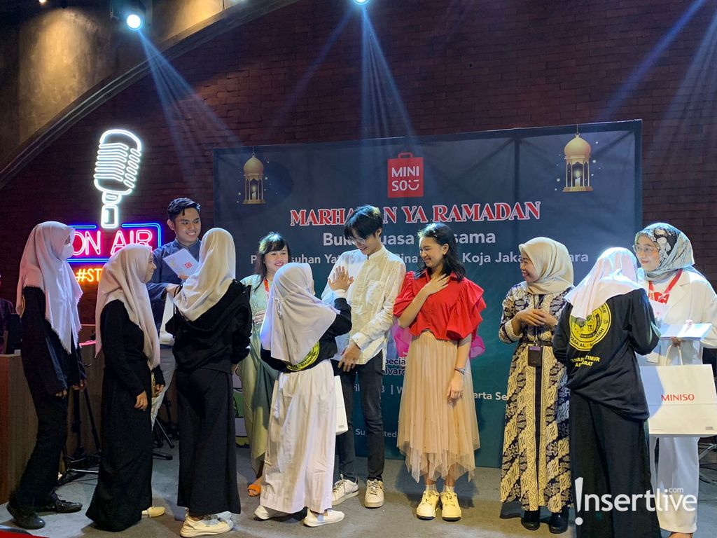 Kiesha Alvaro dan Zara Leola saat berbagi dengan anak yatim piatu.