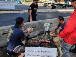 Koalisi Sipil Aksi Tabur Bunga, Ungkap Trotoar di Simpang Santa Dibongkar