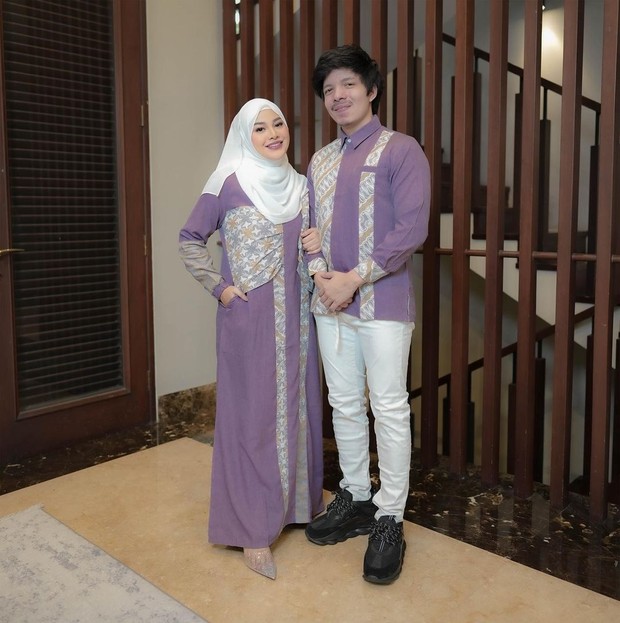 Kompak dalam Outfit Batik bareng Pasangan. Foto Instagram: aurelie.hermansyah