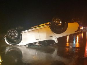 Ngebut saat Hujan di Tol Pekanbaru-Bangkinang, Mobil Triton Terbalik