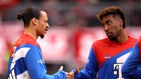 Sane tampak terlihat berusaha baik-baik saja, menghilangkan rasa canggung usai ribut dengan Sadio Mane, rekan satu timnya. (Foto: Adam Pretty/Getty Images)